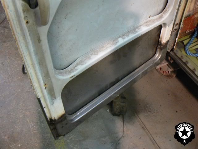 http://i190.photobucket.com/albums/z132/CQDBSV8/1966%20VW%20Split%20Screen%20Devon%20Camper/CargoDoor16.jpg