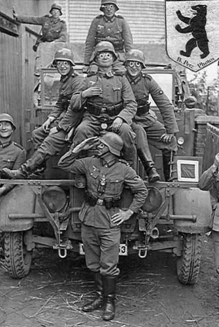 nazi-soldiers-having-fun-2.jpg picture by motonaris