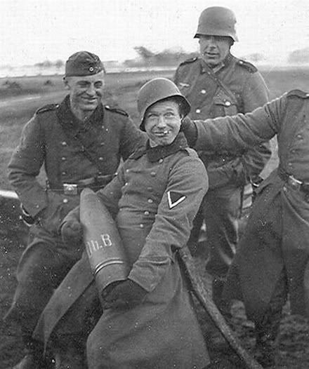 nazi-soldiers-having-fun-3.jpg picture by motonaris