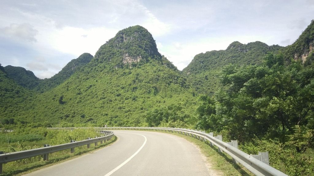 Trên đường vào Hang Tối, Suối Nước Moọc Quảng Bình
